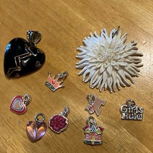 Ladies 30 piece lot of assorted jewelry, bracelets, pendants, charms